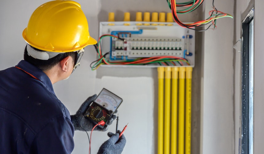 Électricien effectuant des tests et vérifications.