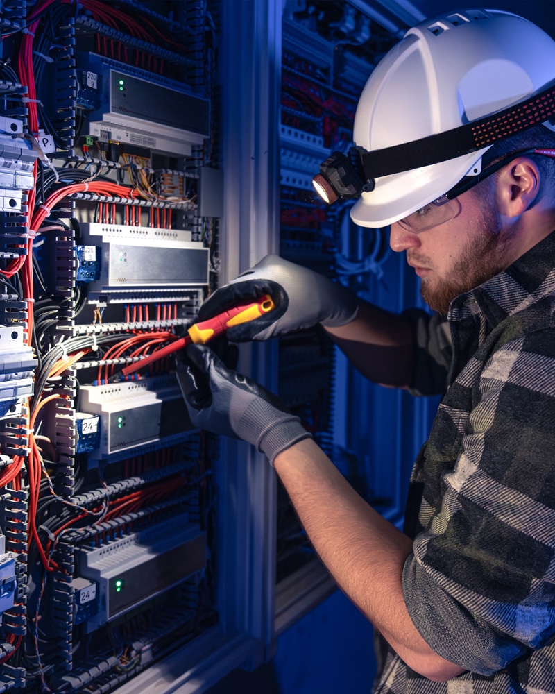 Électricien commercial et résidentiel, réparation, installation et vérification.